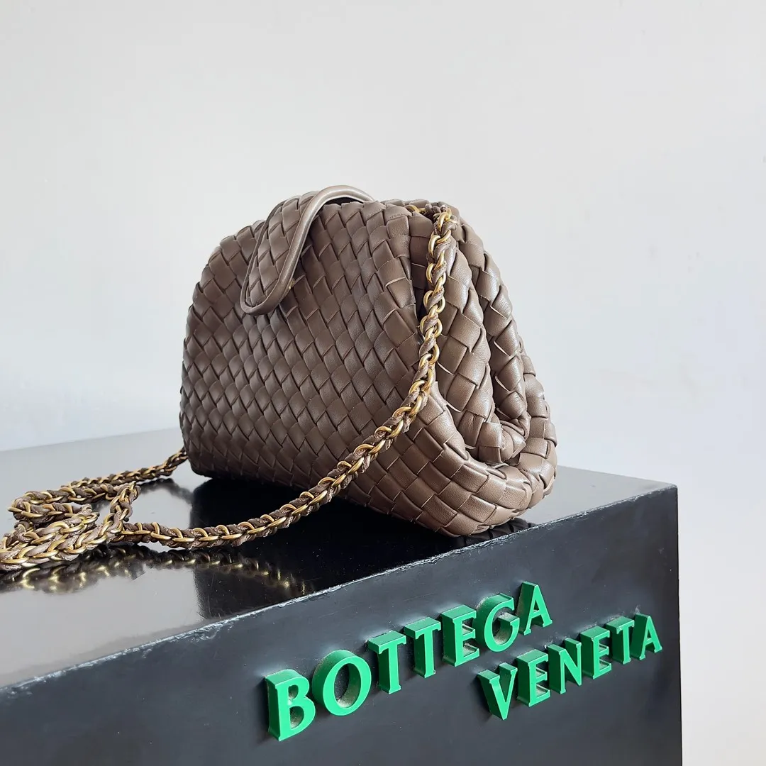 Batch 1880 BOTTEGA VENETA LAUREN 1980 small clutch bag is new! The small size that many people squat on is finally here. The self-adjustable zipper is a highlight of this bag. After being removed, it can be used as a handbag for important occasions. One bag unlocks two carrying methods at the same time. It is practical and has a unique sense of structure and beautiful lines. It is more elegant than a small cloud. It is a tribute to the classics and the pursuit of modernity. Style number: 804038 Size: 27*15*8cm